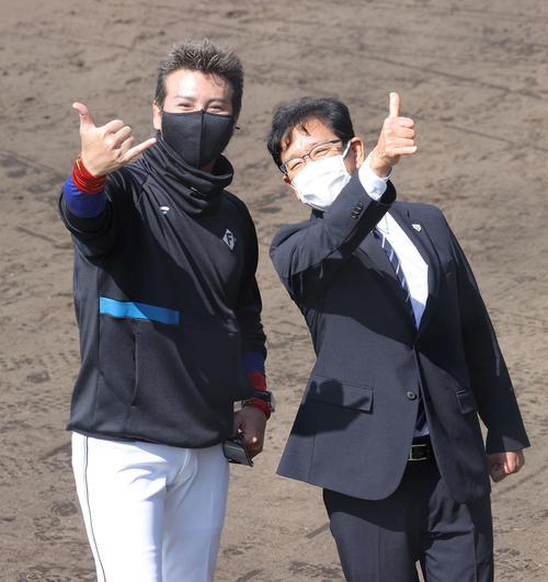 日本ハムキャンプを視察に訪れ記念撮影に納まる日本ハム新庄監督(左)と侍ジャパン栗山監督(撮影・河野匠)