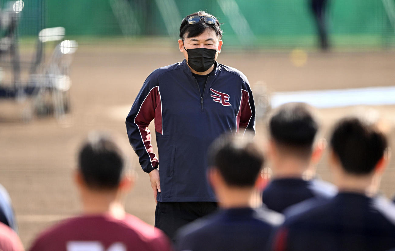 楽天キャンプを訪れ選手たちに話す三木谷浩史オーナー（撮影・滝沢徹郎）