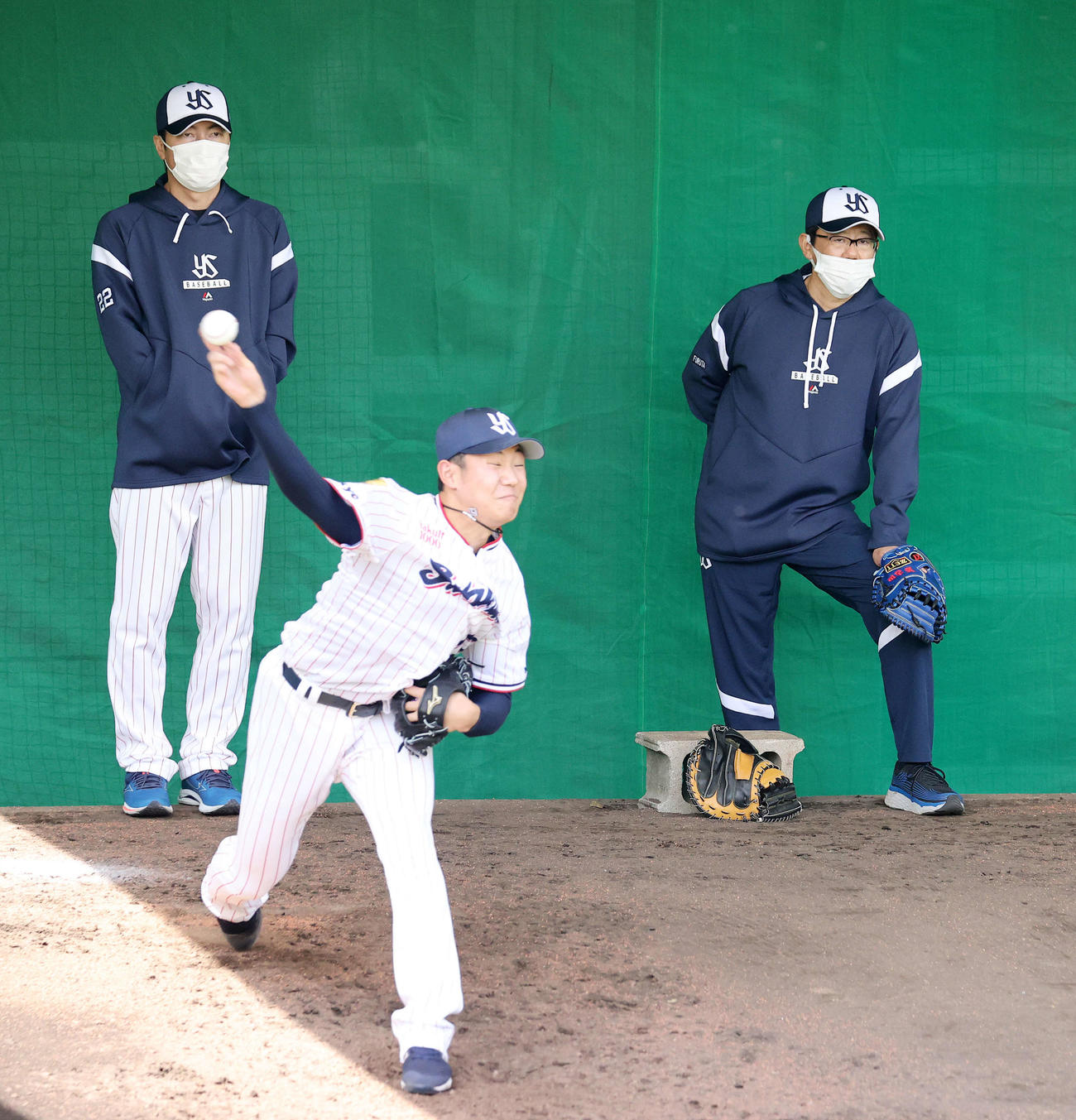 ブルペンで奥川恭伸（中央）の投球練習を見つめるヤクルト高津監督（左）と古田臨時コーチ（撮影・鈴木正人）