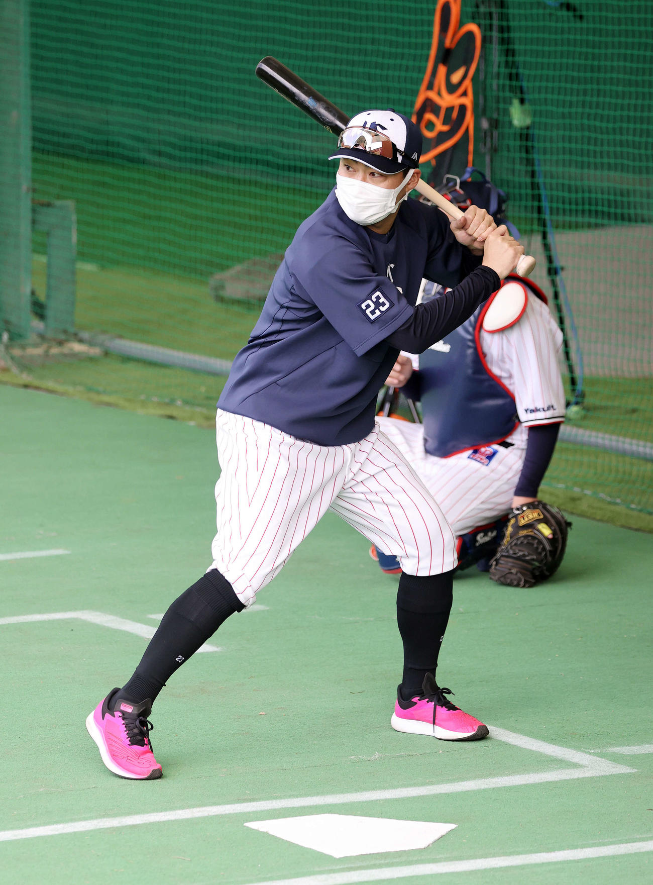 ブルペンで奥川の投球練習中、打席に入るヤクルト青木（撮影・鈴木正人）