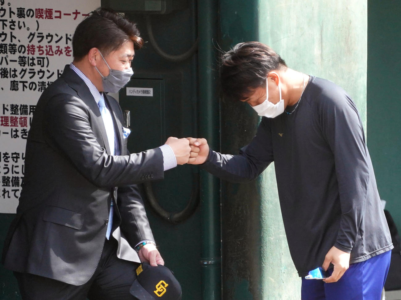 柳裕也とあいさつを交わす松坂大輔氏（左）（撮影・森本幸一）