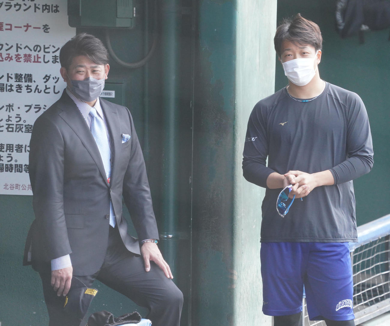 中日のキャンプ地を訪れた松坂大輔氏（左）。右は柳裕也（撮影・森本幸一）