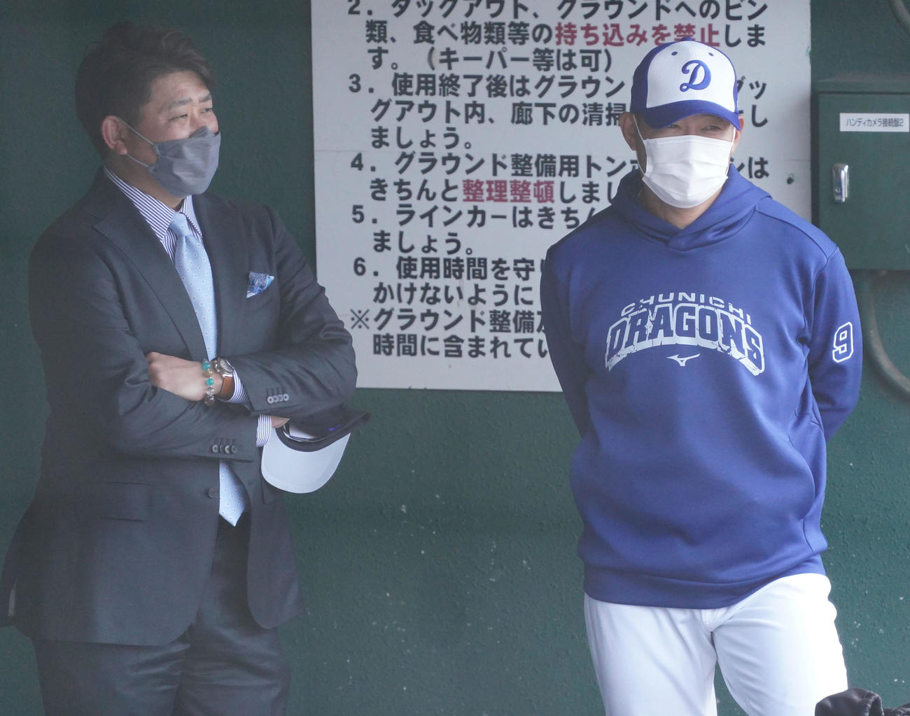 福留孝介（右）と言葉を交わす松坂大輔氏（撮影・森本幸一）