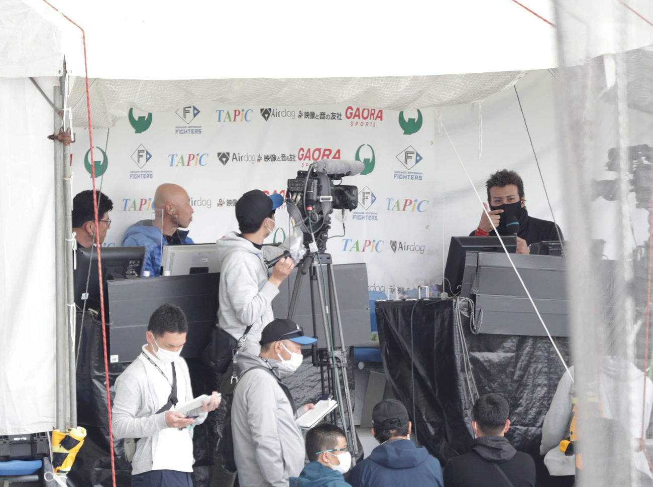 GAORAの中継ブースを訪れた日本ハム新庄剛志監督（右）。左から建山氏、森本氏（撮影・河野匠）
