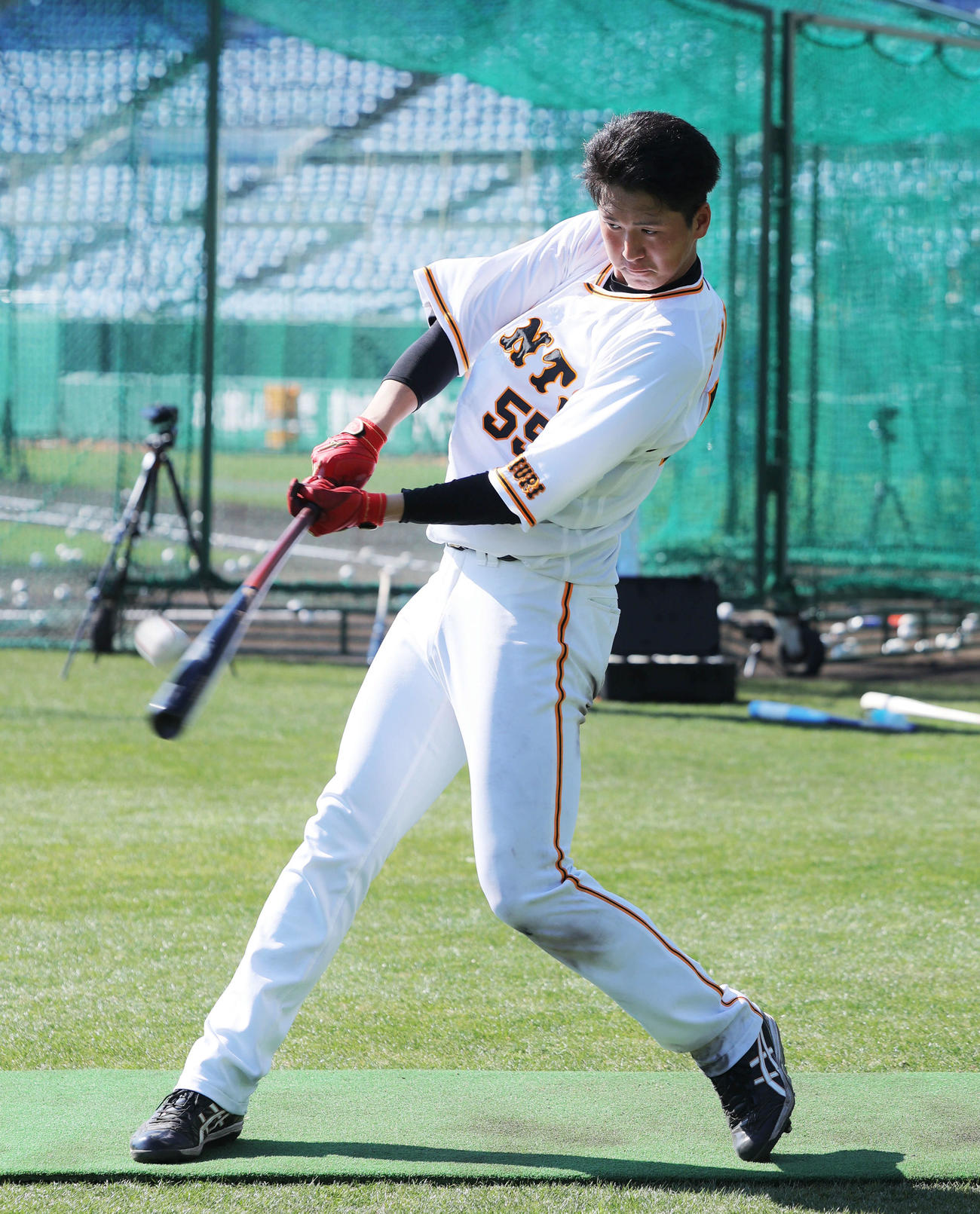 特打する巨人秋広（撮影・河田真司）