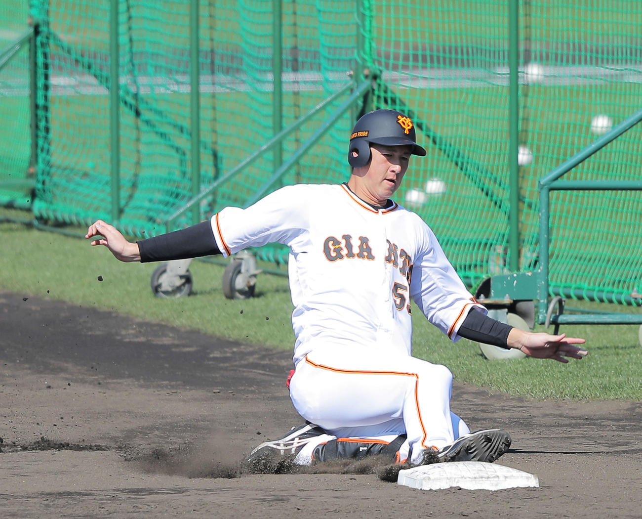 走塁練習する巨人秋広（撮影・河田真司）