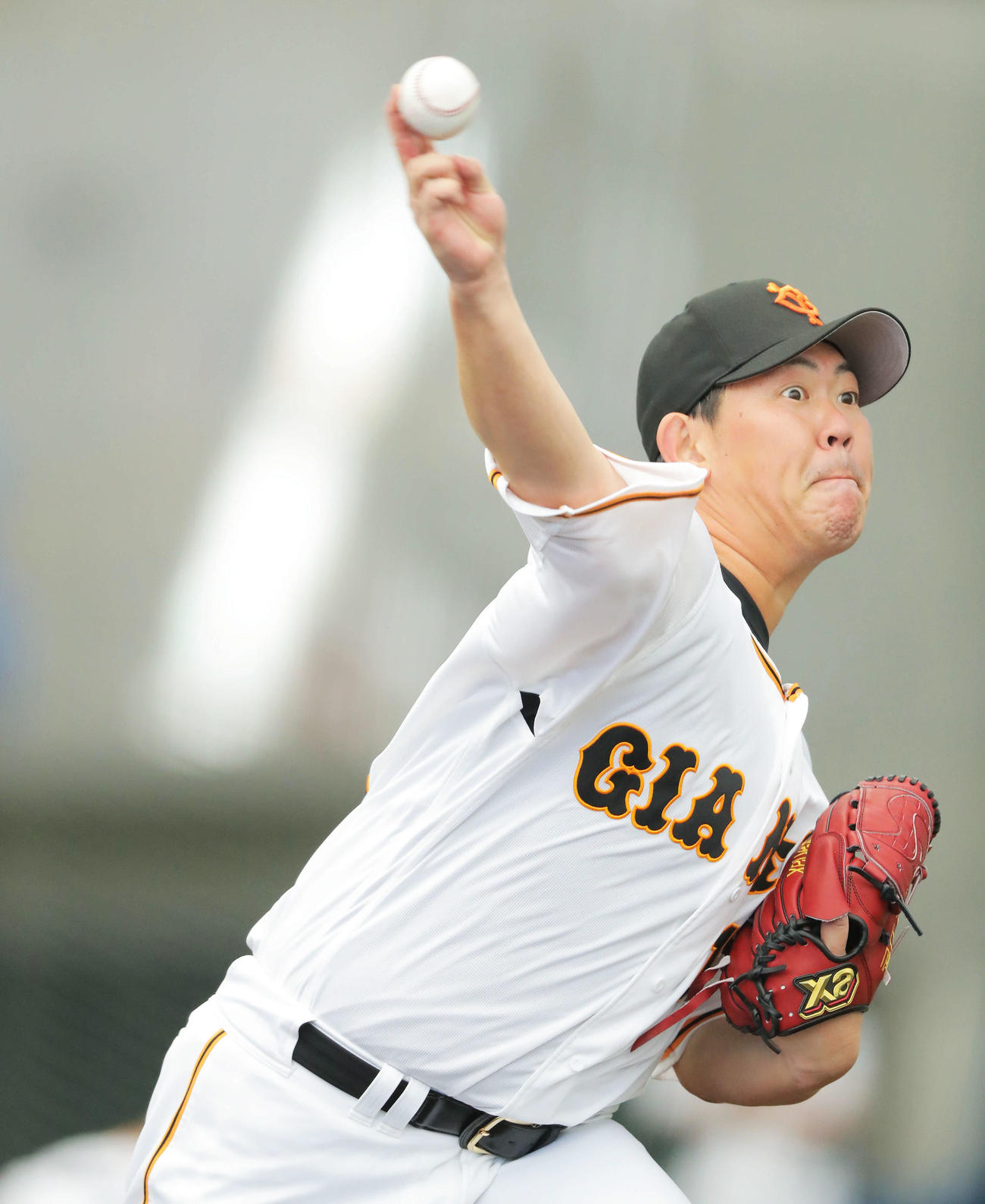 ブルペン投球する巨人山口（撮影・河田真司）