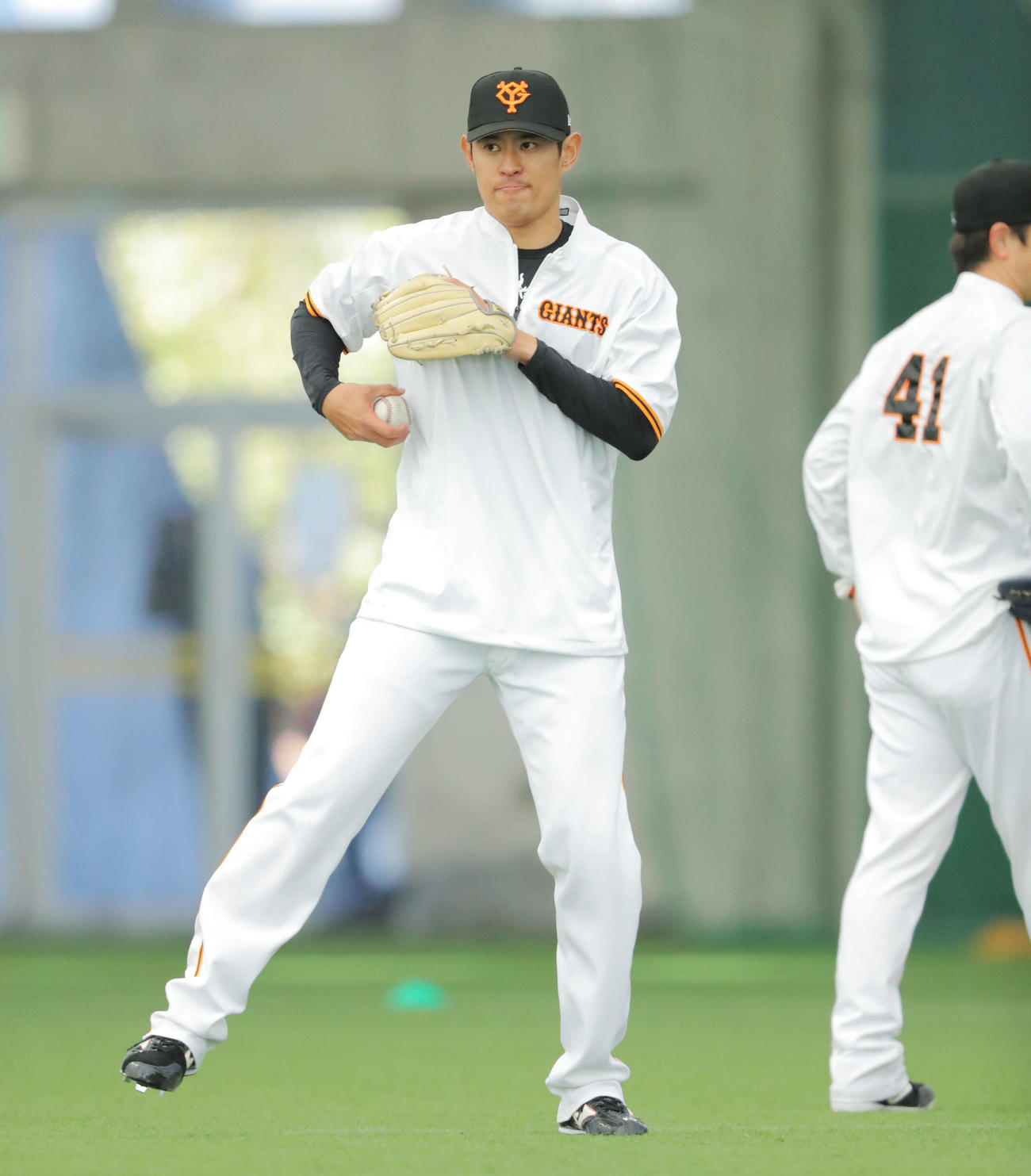 ノックを受ける巨人井納（撮影・河田真司）