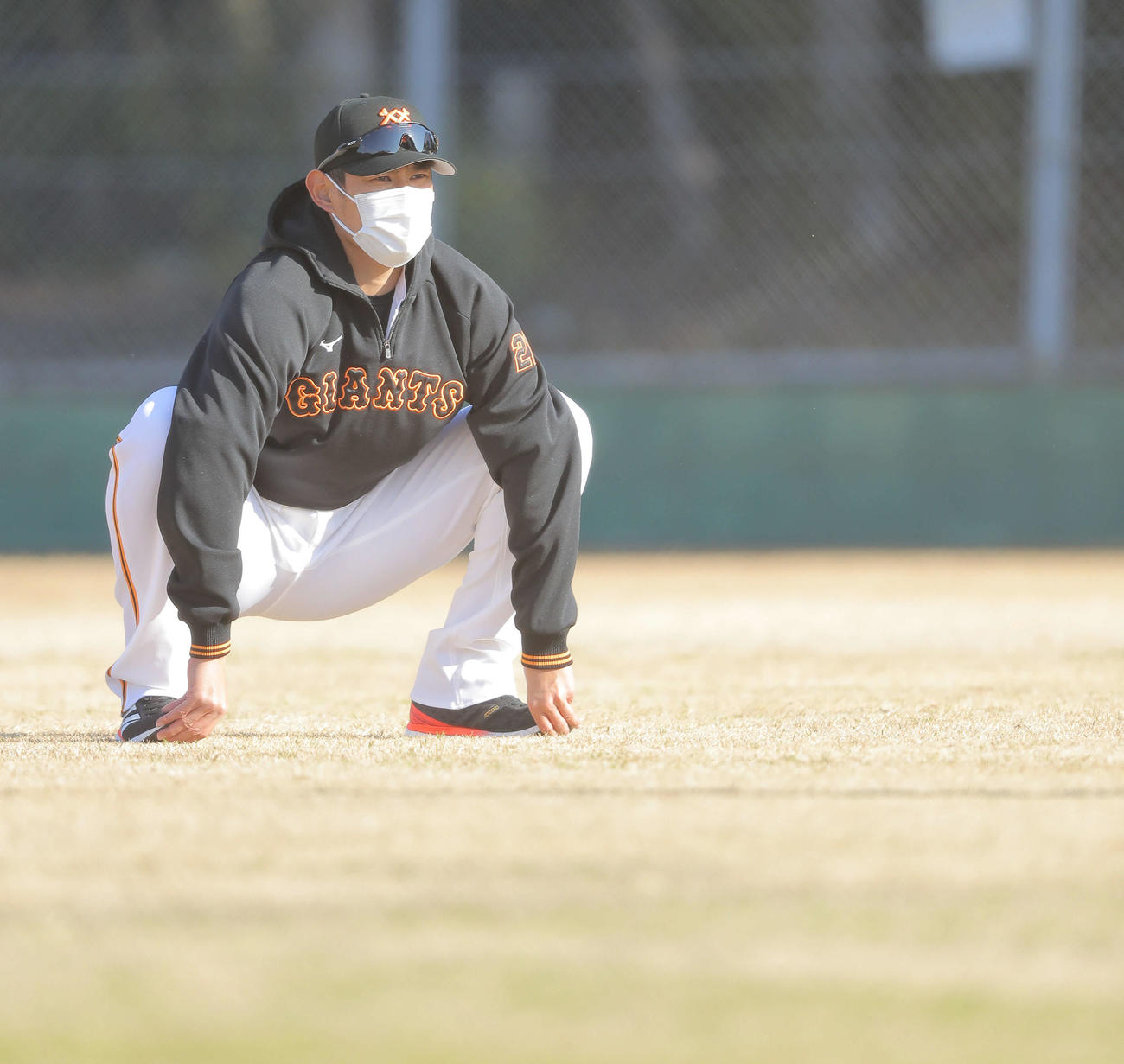 ウオーミングアップする巨人井納（撮影・河田真司）