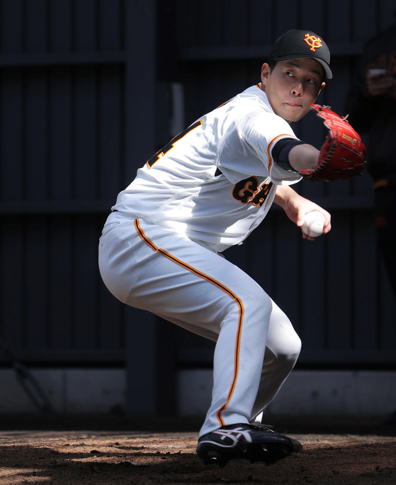 ブルペン投球する巨人大江（2022年2月5日撮影）