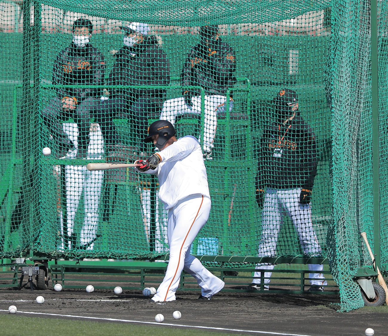特打する巨人中田。後方左から3人目は原監督（撮影・河田真司）