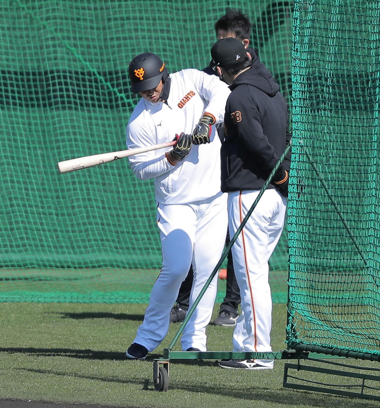 横川打撃コーチ（右）とフォーム確認する巨人中田（撮影・河田真司）