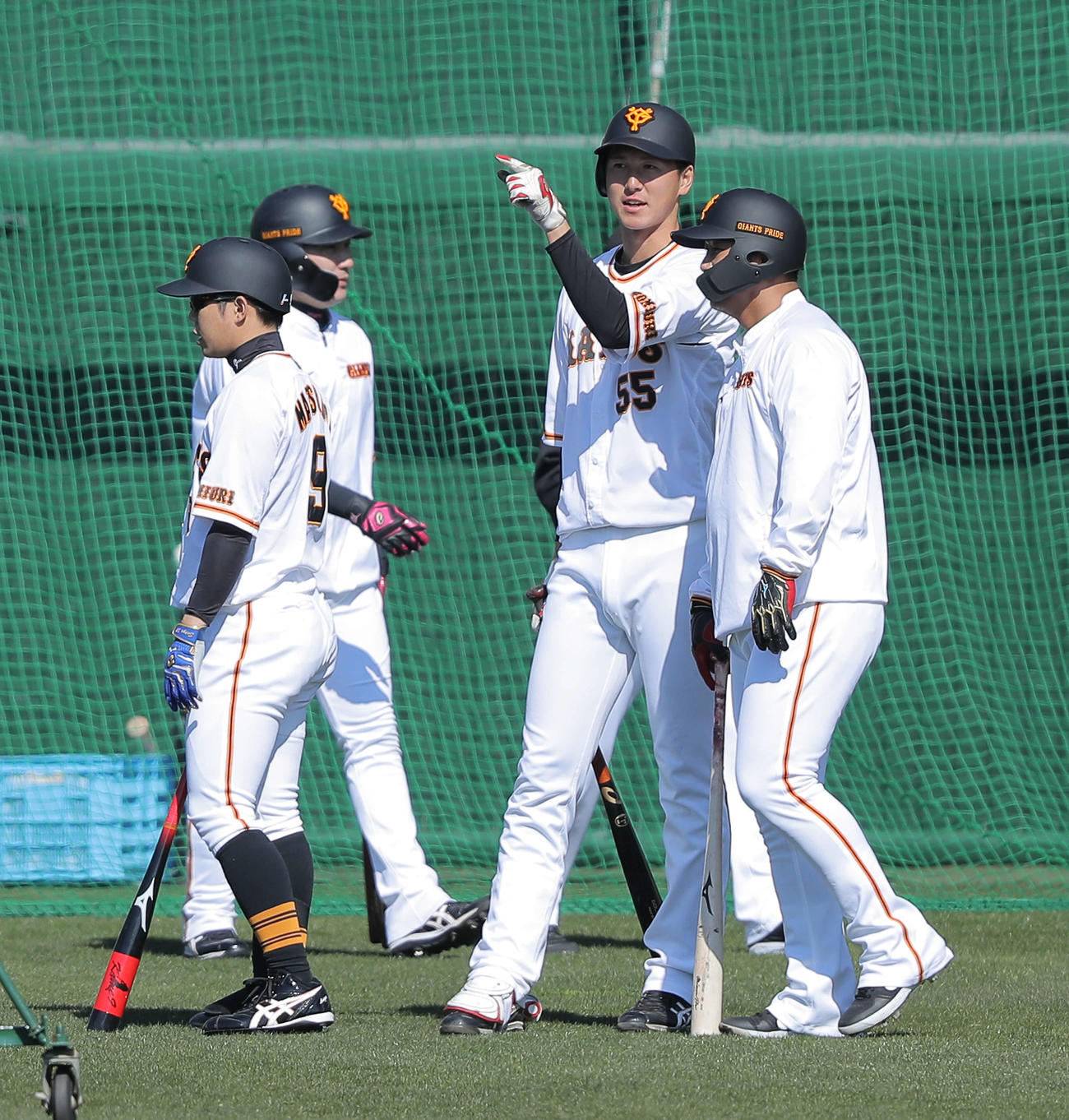 特打を終え、巨人秋広（左から3人目）と言葉を交わす中田（撮影・河田真司）