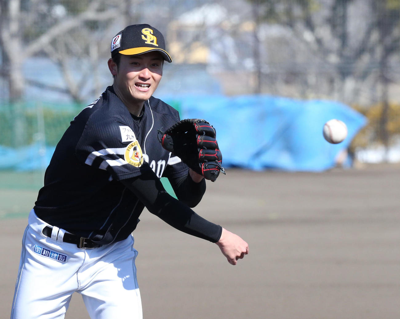 守備ノックで軽快な動きを見せる高橋純平（撮影・梅根麻紀）