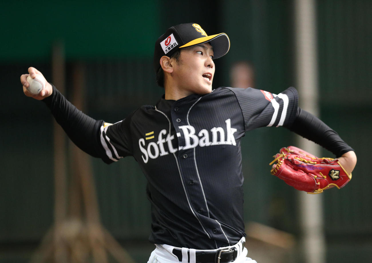 ブルペンに入った石川柊太は力強く投げ込む（撮影・梅根麻紀）（撮影・梅根麻紀）
