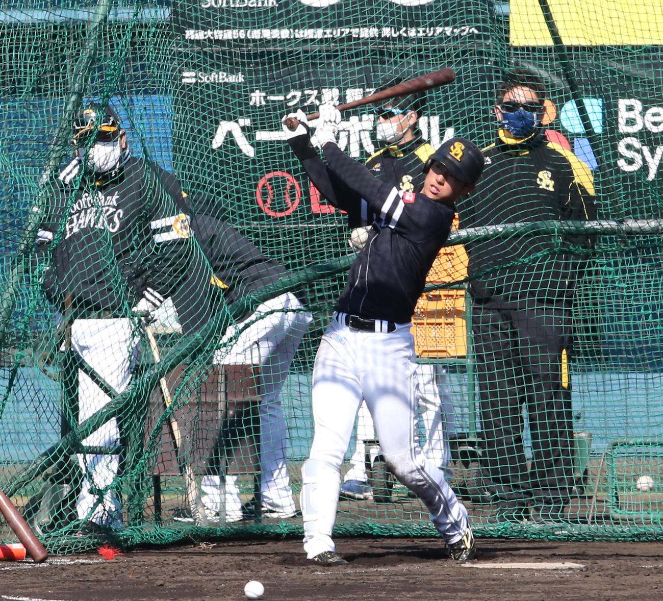 打撃練習で快音を響かす上林（撮影・梅根麻紀）