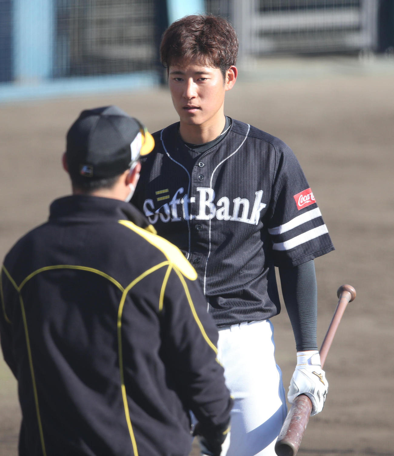 長谷川勇也コーチの話を聞く上林誠知（撮影・梅根麻紀）