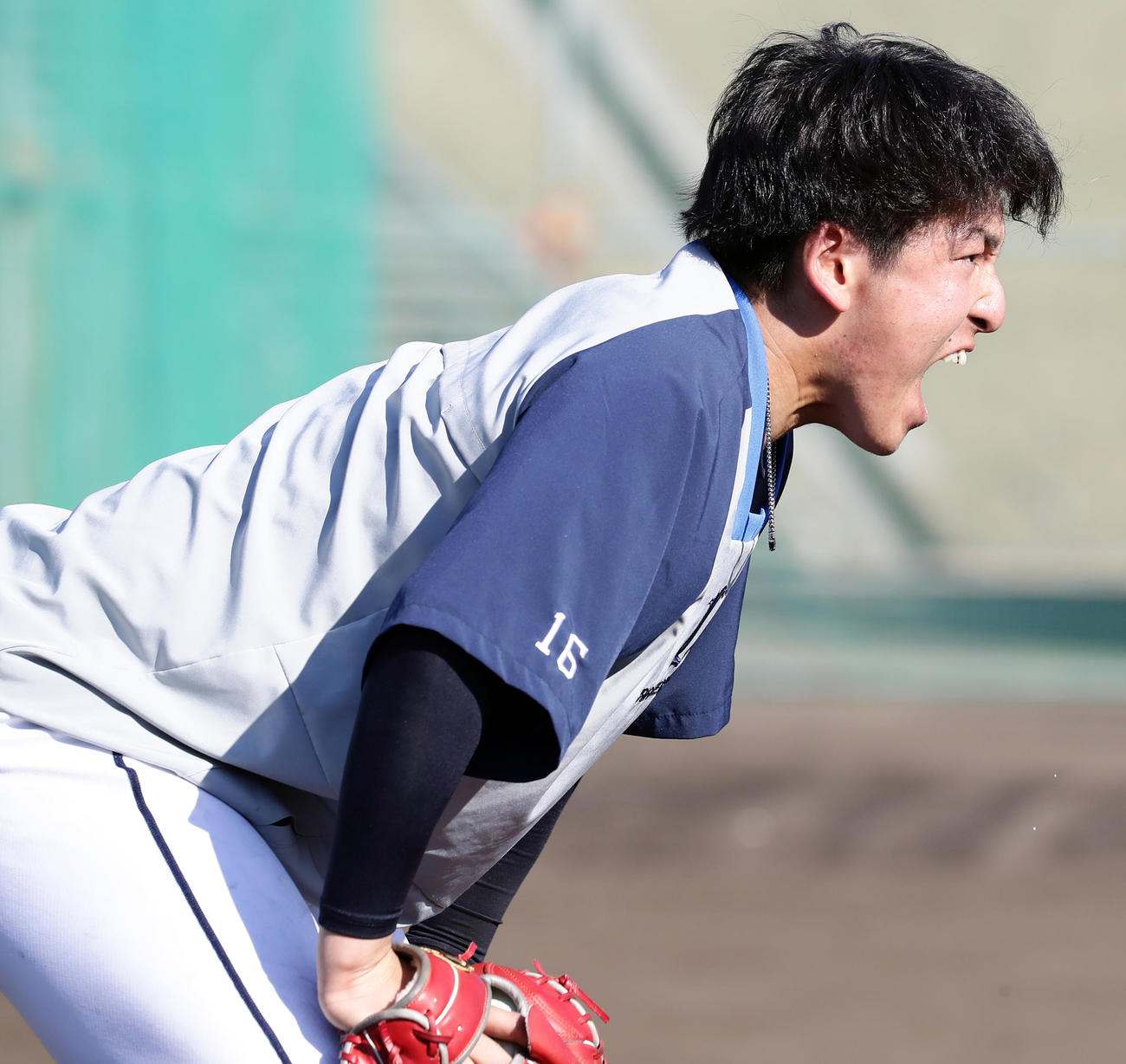 西武春季キャンプ第2クール初日、強化練習のノック中、ほえながら気勢を上げる隅田（撮影・浅見桂子）