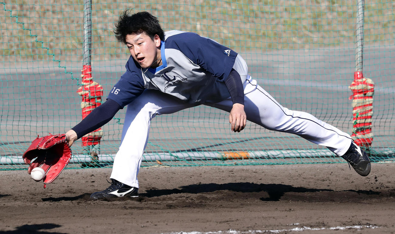 西武春季キャンプ第2クール初日、強化練習のノックで必死にボールを追う隅田（撮影・浅見桂子）