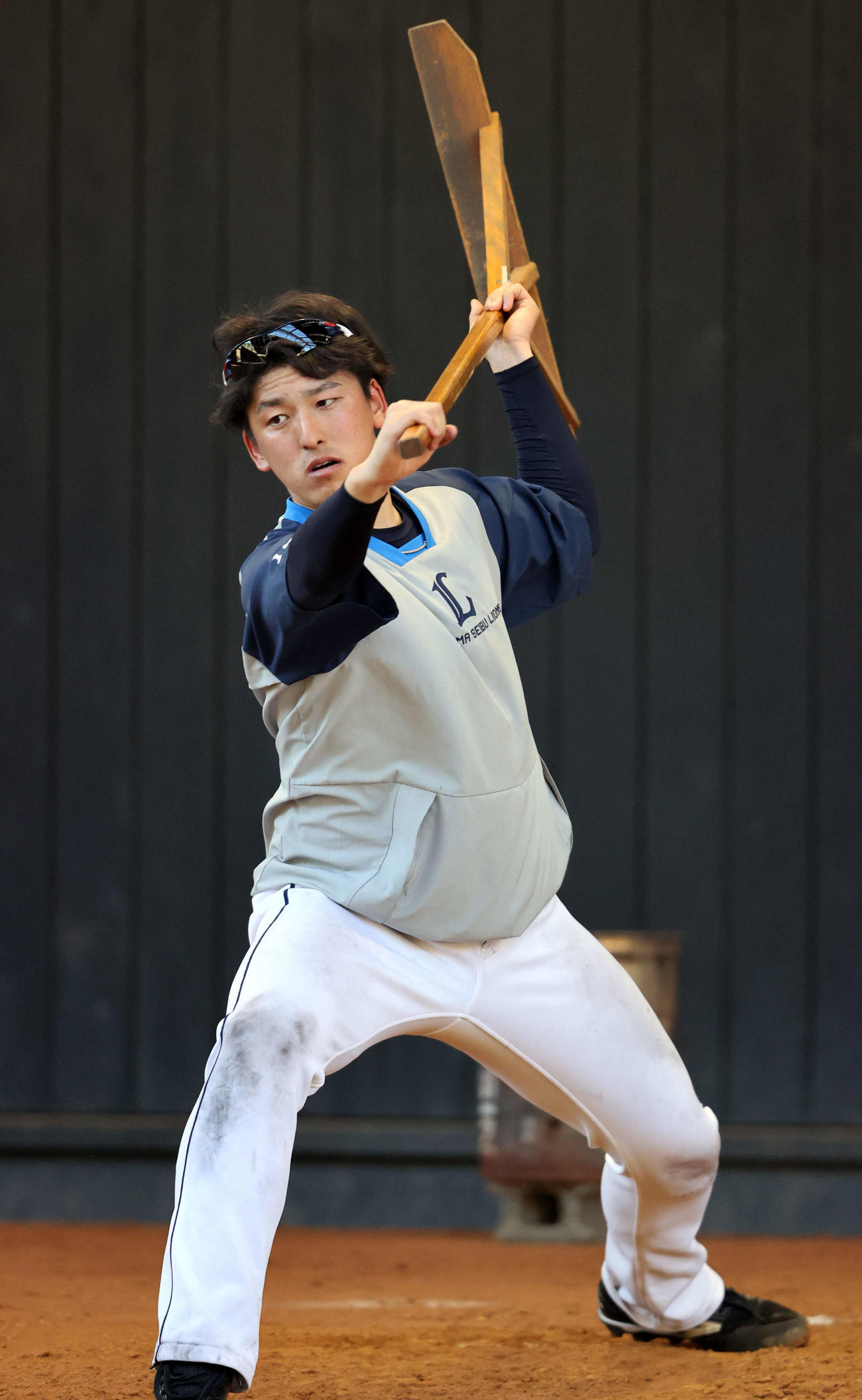 西武春季キャンプ第2クール初日、ブルペンでトンボを使って投球動作する隅田（撮影・浅見桂子）