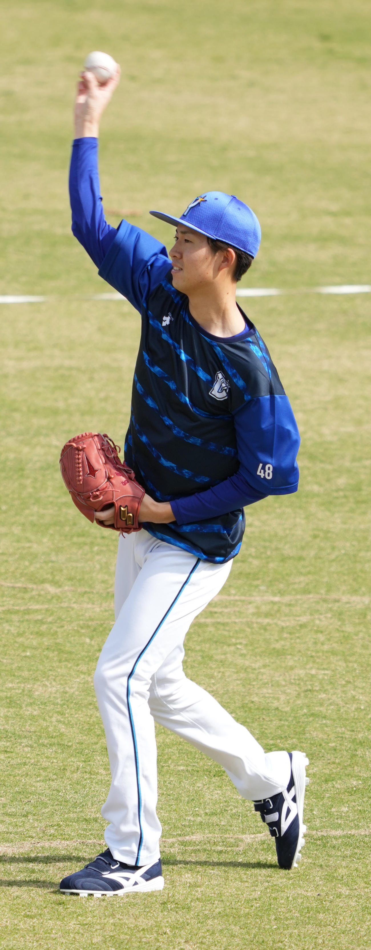 2軍嘉手納キャンプに合流しキャッチボールするDeNA京山（撮影・小沢裕）