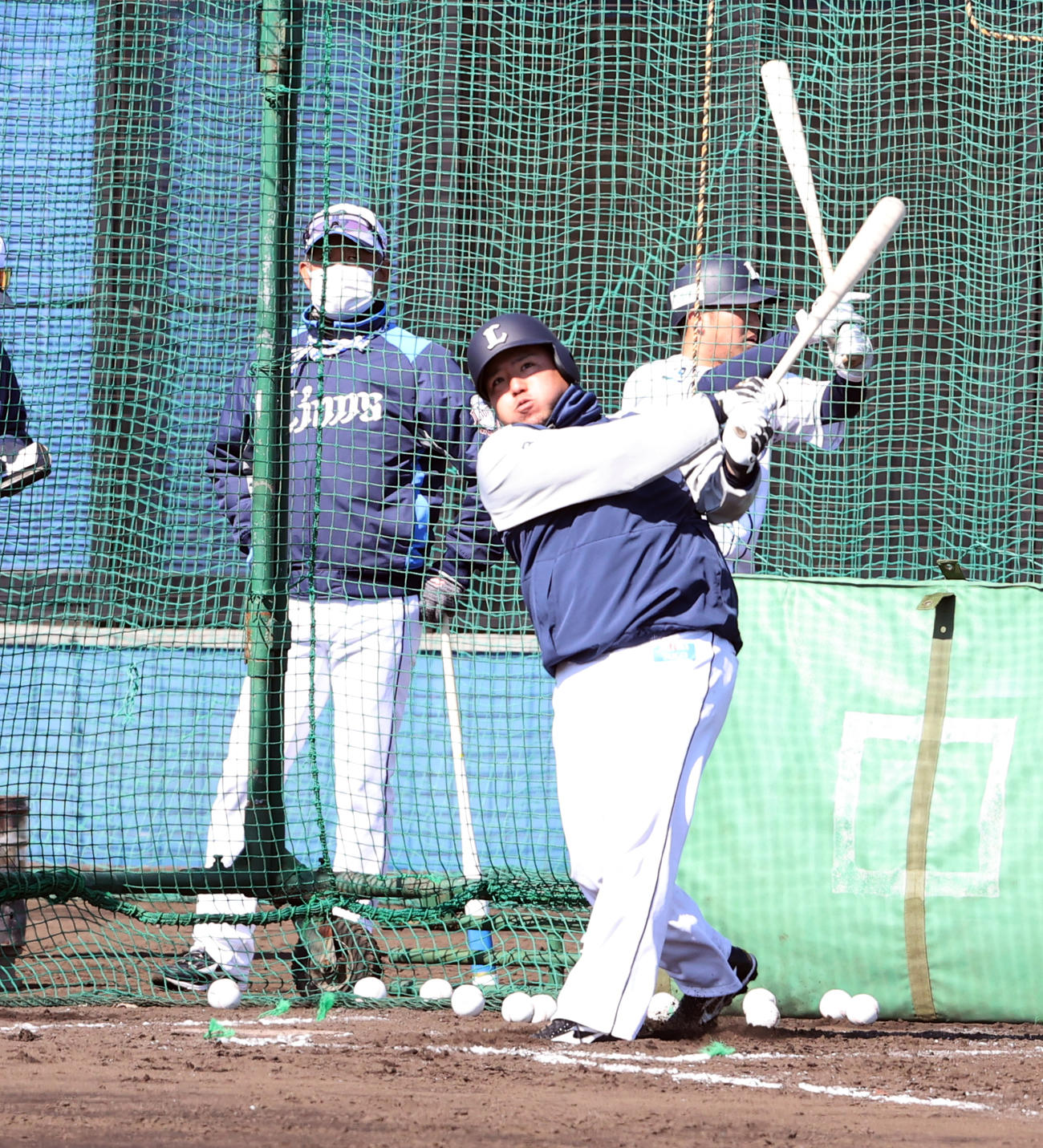西武春季キャンプ第2クール初日、辻発彦監督（奥）が見つめる中、フリー打撃する山川（撮影・浅見桂子）