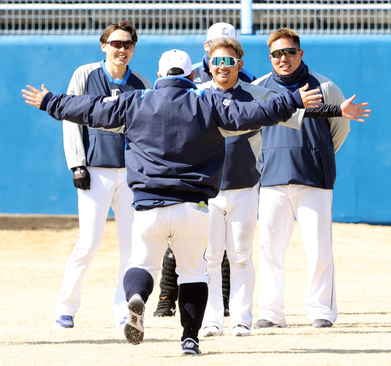西武春季キャンプ第2クール初日、インターバルトレーニングで、走る中村（手前）を両手を広げて迎える森（中央）。左は源田、右は山川（撮影・浅見桂子）