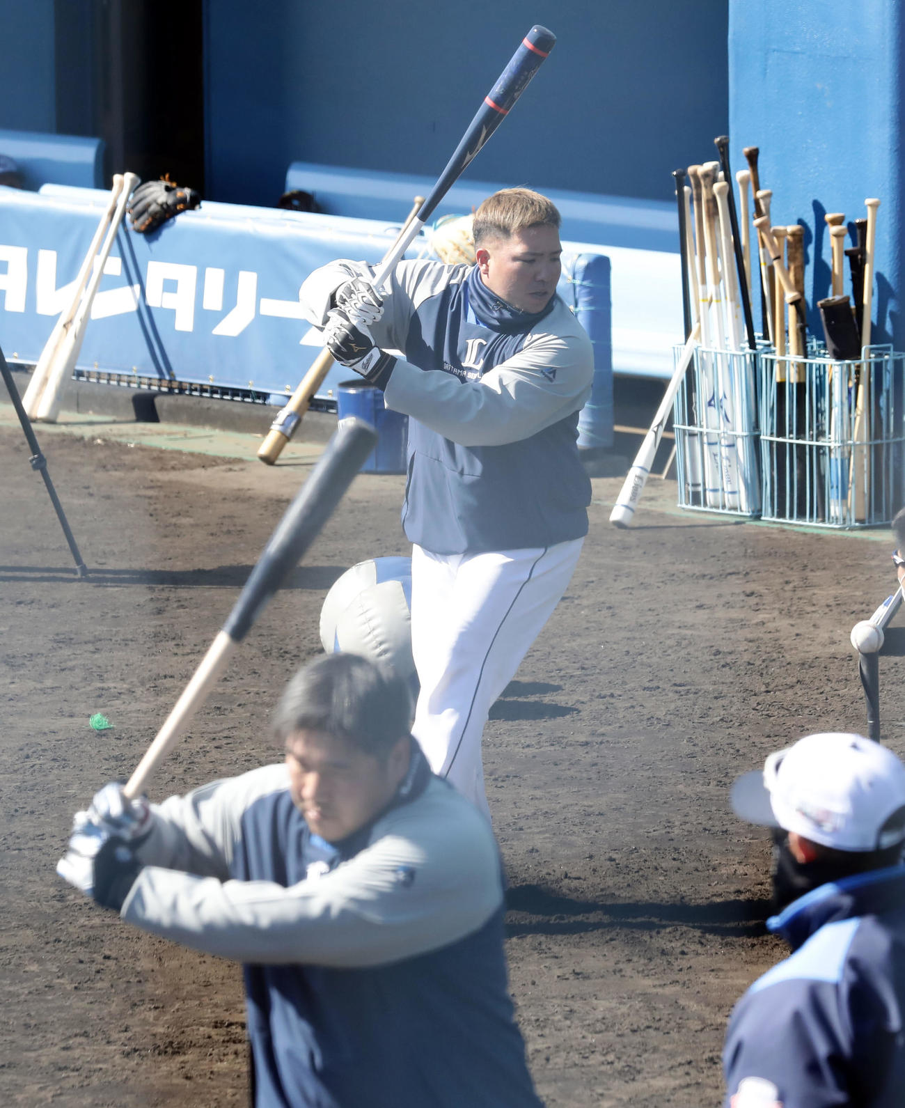 西武春季キャンプ第2クール初日、中村（手前）と並んでティー打撃する山川（撮影・浅見桂子）