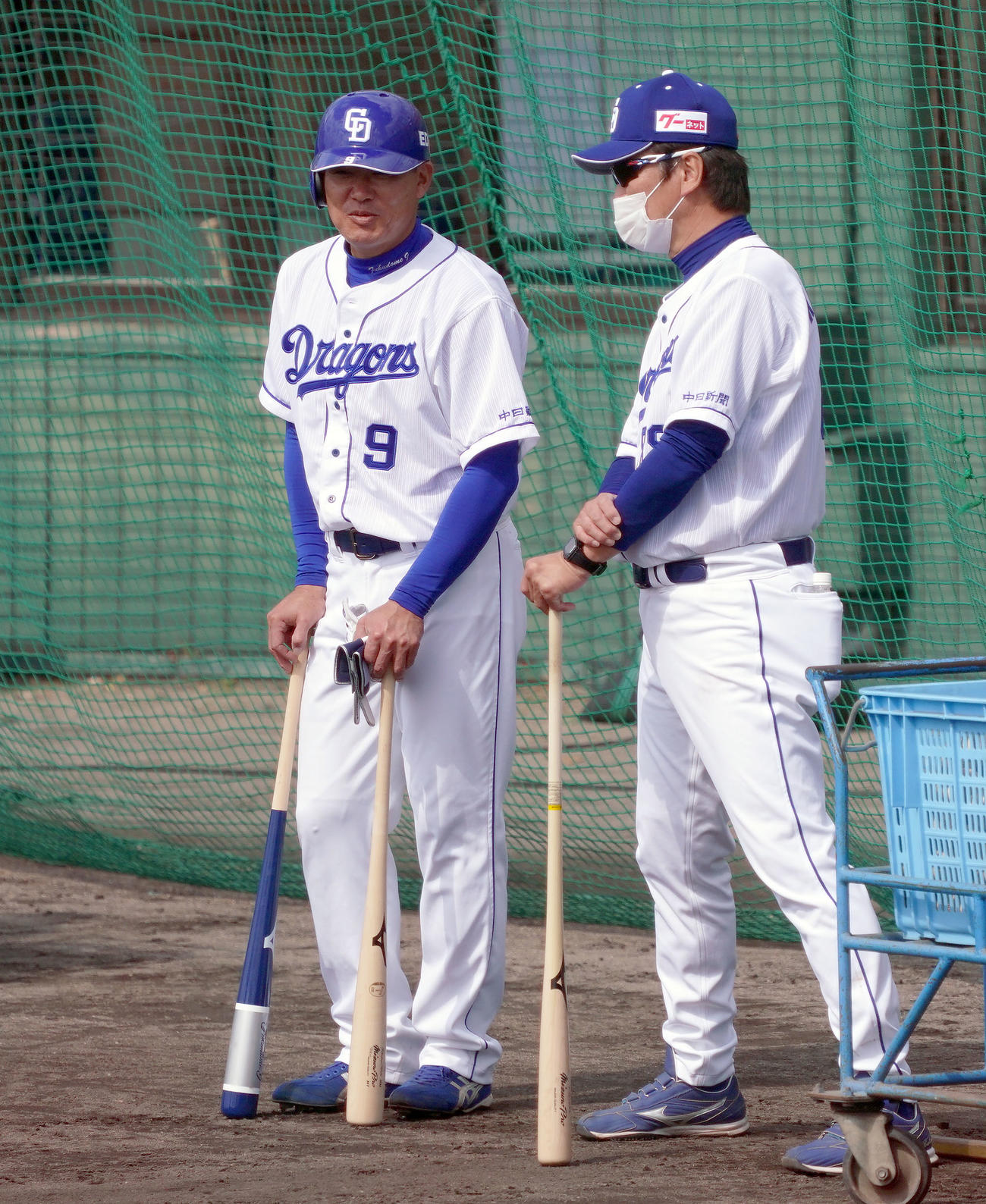 片岡2軍監督（右）と話し合う福留（撮影・森本幸一）