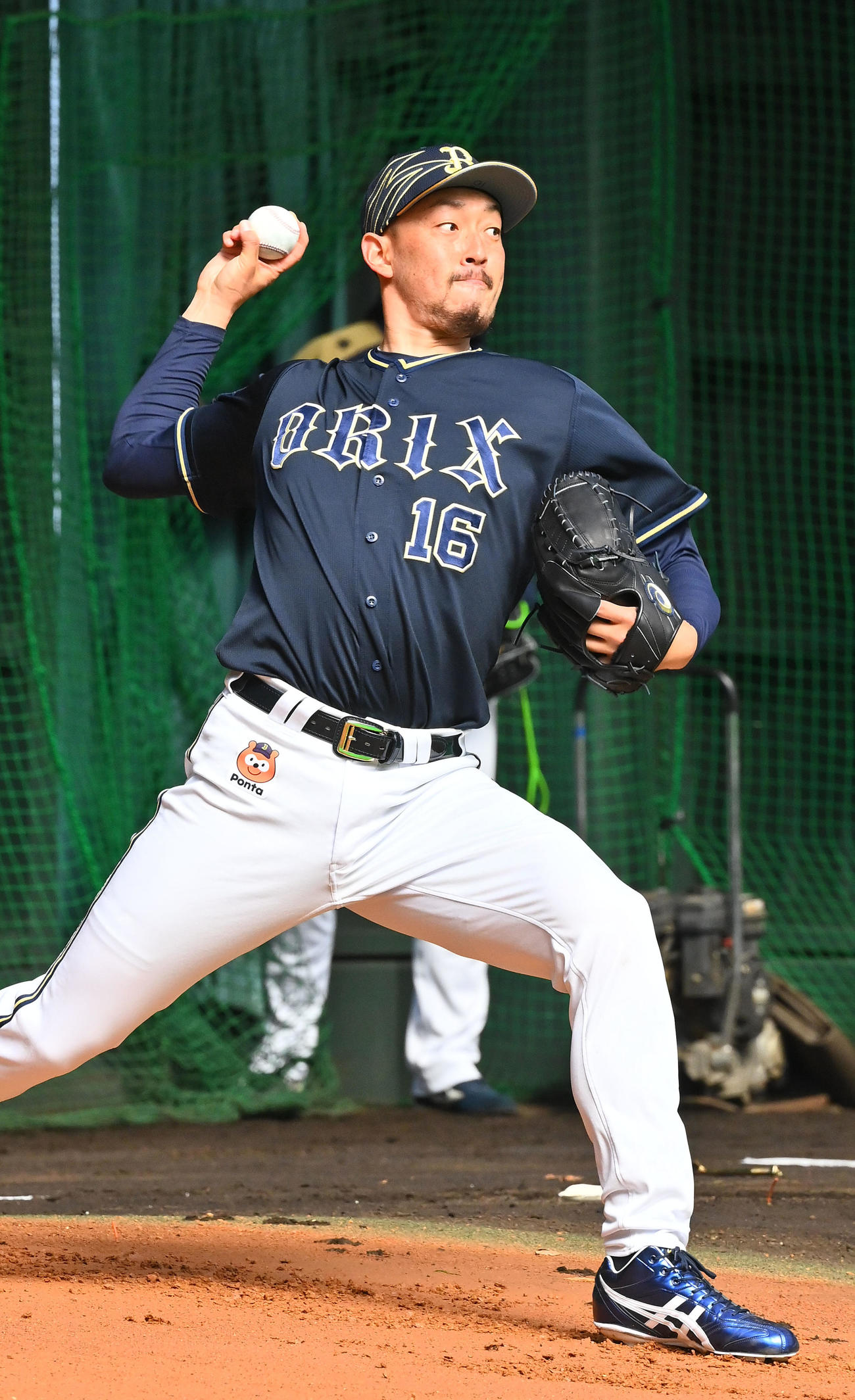 今キャンプ、初めてブルペンに入った平野佳（撮影・和賀正仁）