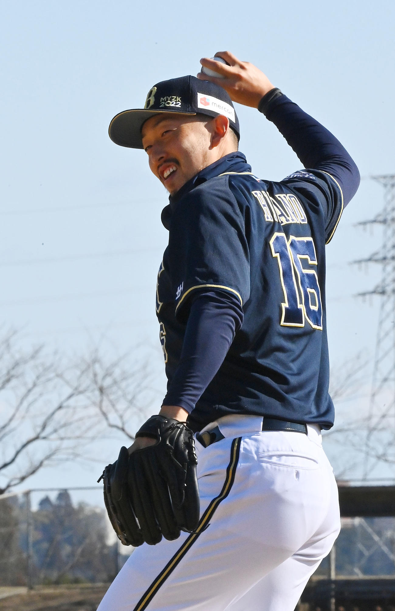 笑顔でキャッチボールする平野佳（撮影・和賀正仁）