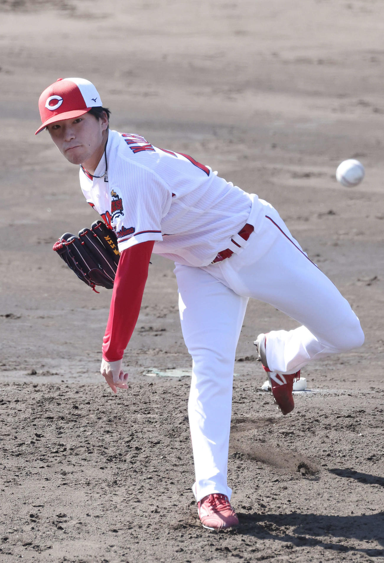 スチールスロー練習でマウンドで投げる広島ドラフト1位の黒原（撮影・加藤孝規）