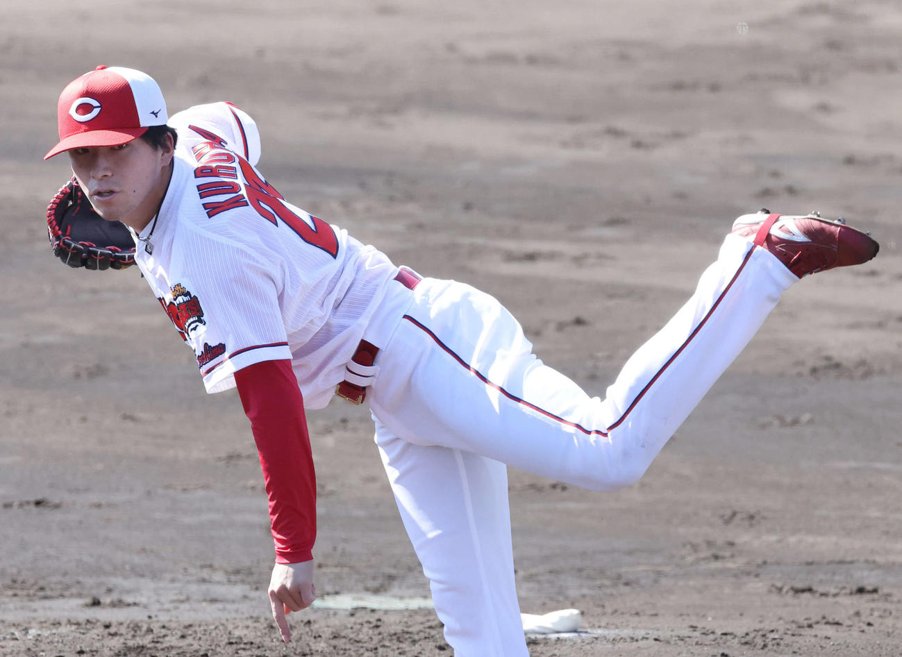スチールスロー練習でマウンドで投げる広島ドラフト1位の黒原（撮影・加藤孝規）