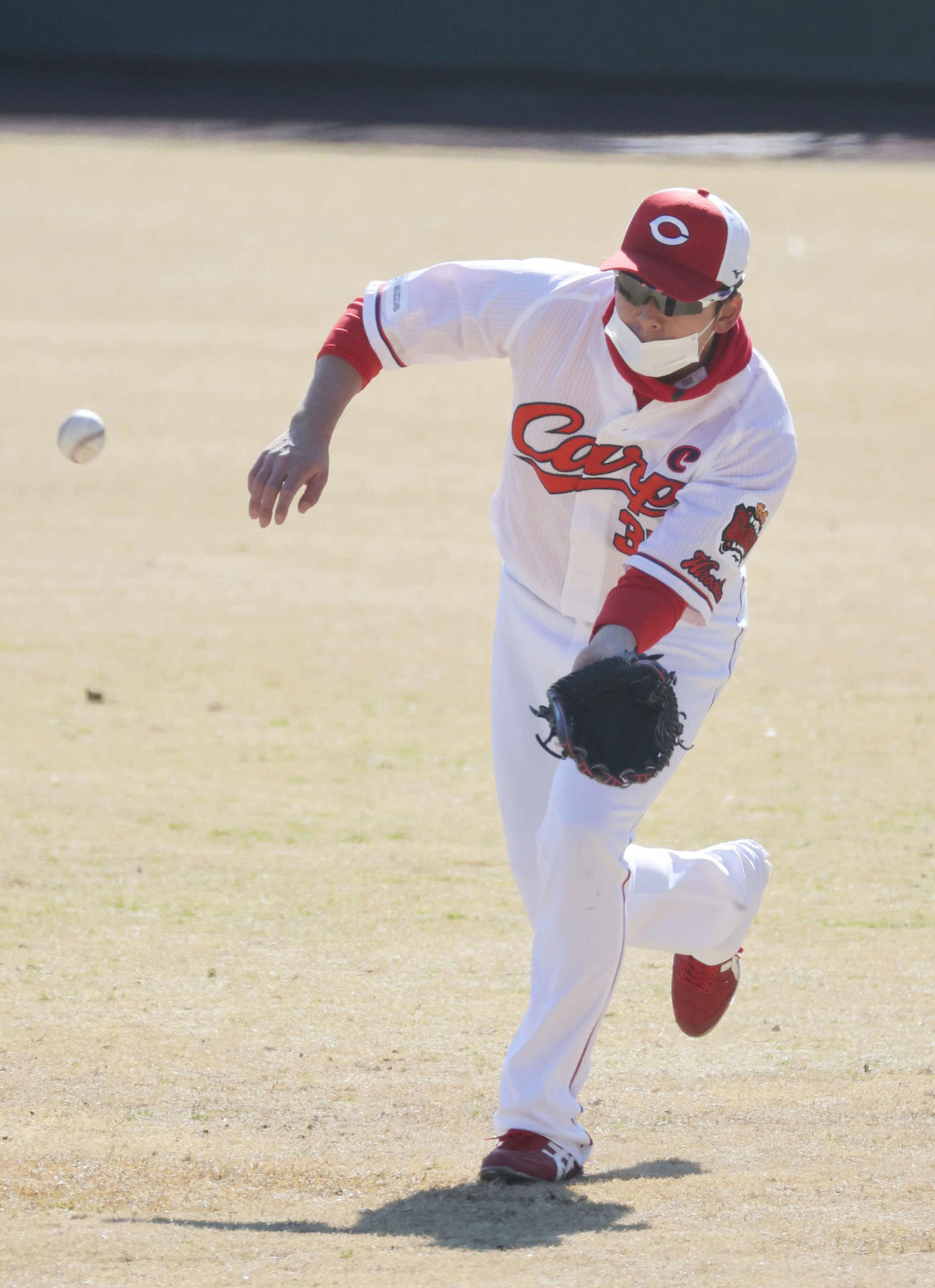 外野で守備練習をする広島野間（撮影・加藤孝規）