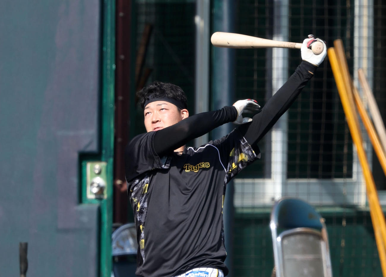 ロングティー打撃練習を行う大山（撮影・加藤哉）