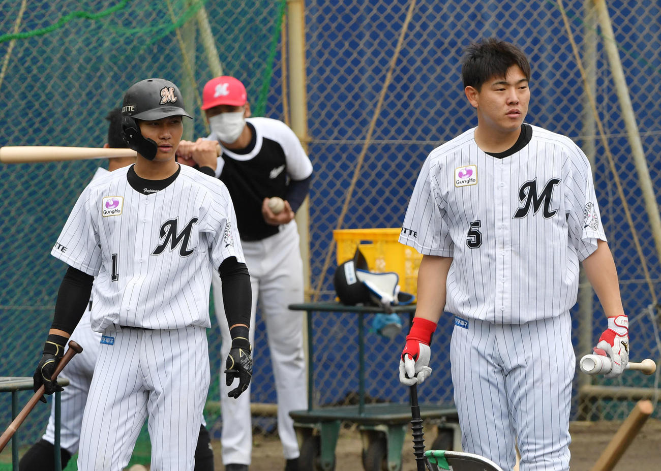 フリー打撃の順番を待つ藤原（左）と安田（撮影・柴田隆二）