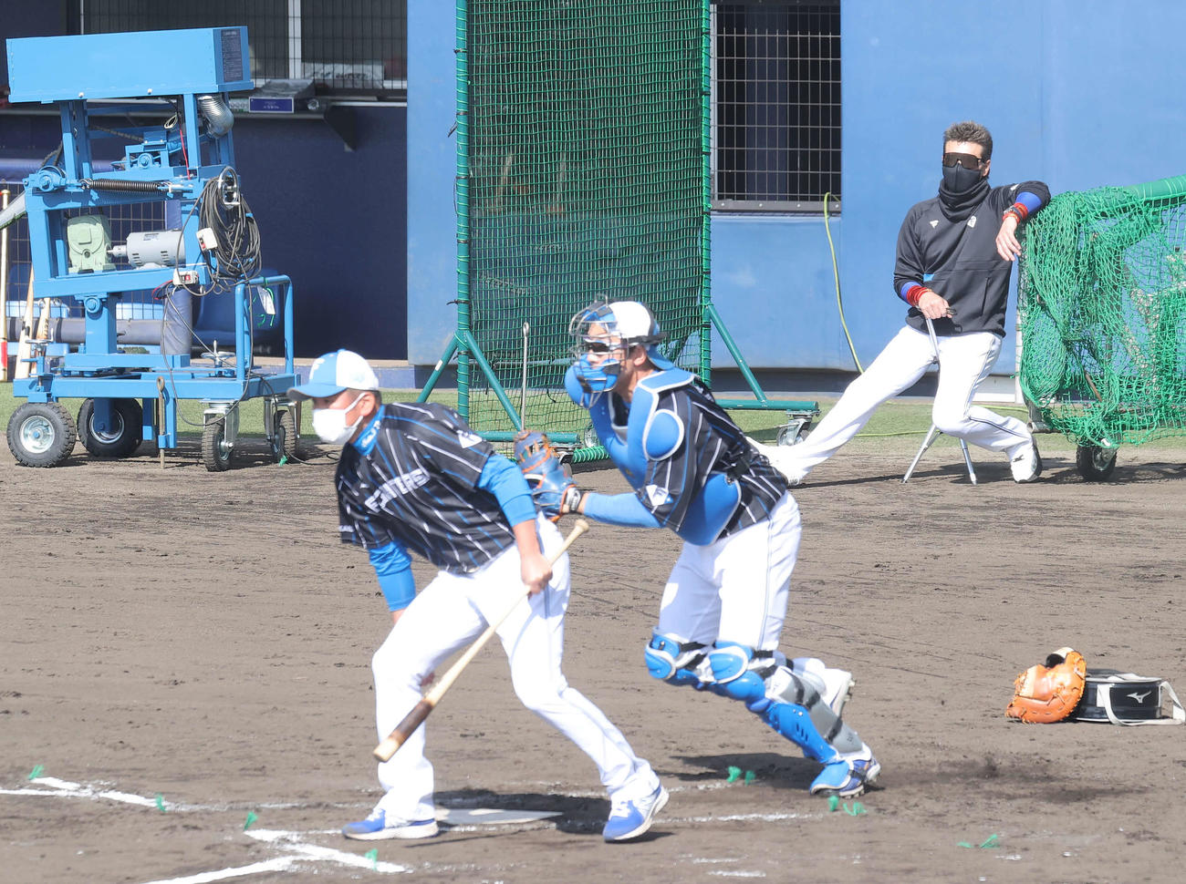 サインプレーの練習を見つめる日本ハム新庄監督（右後方）（撮影・河野匠）