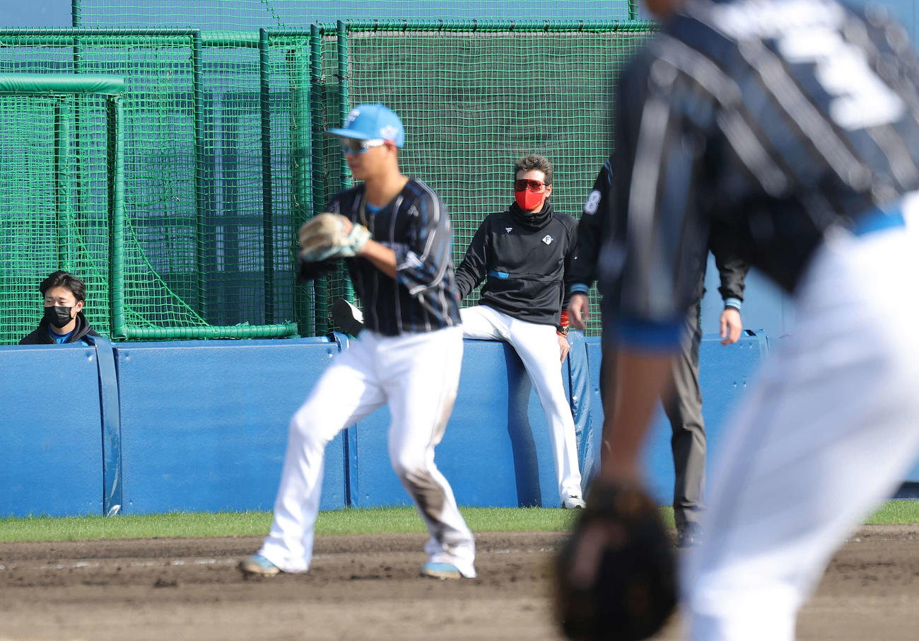 日本ハム紅白戦を三塁側カメラ席の前から見つめる新庄監督（後方）（撮影・河野匠）