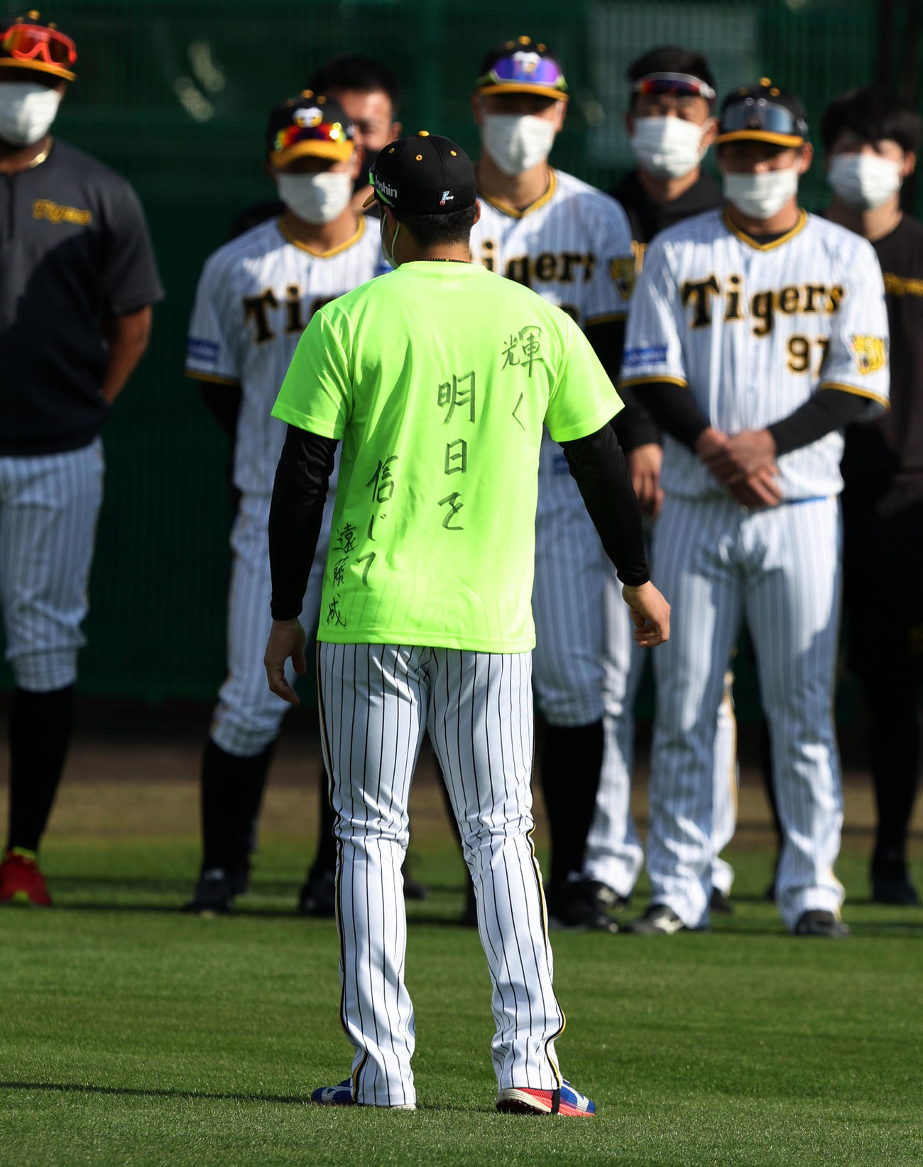 「輝く明日を信じて」と書き込んだTシャツを披露するワンデーキャプテンの阪神遠藤（撮影・加藤哉）