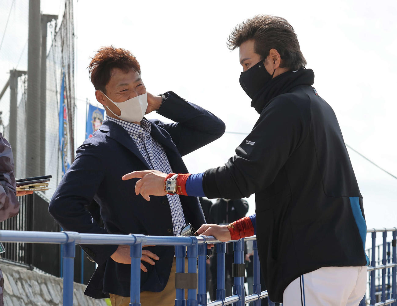 日本ハムキャンプを視察に訪れた本紙評論家の桧山氏（左）と談笑する新庄監督（撮影・河野匠）