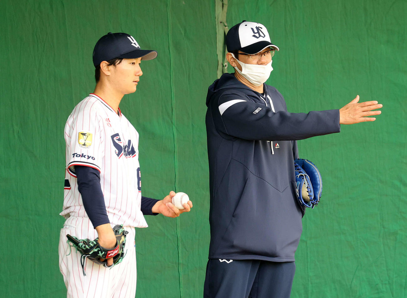 ブルペンで古田臨時コーチ（右）の指導を受けるヤクルト宮台（撮影・鈴木正人）