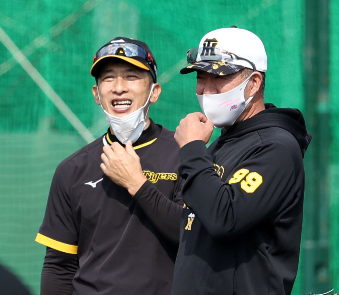 練習を見つめる矢野監督(左）と井上ヘッドコーチ（撮影・加藤哉）