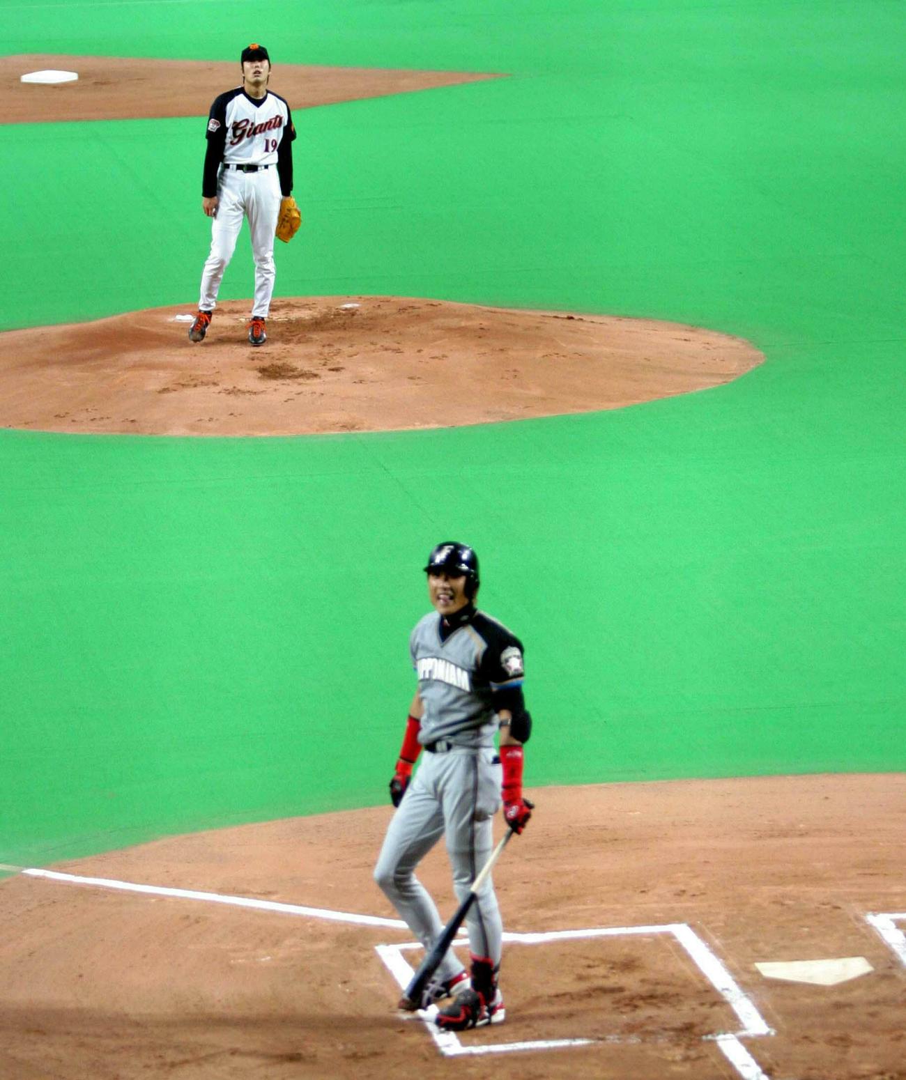 好投する巨人上原の前に新庄も思わず舌を出す（2004年3月22日撮影）
