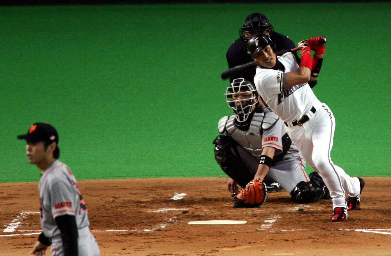 日本ハム対巨人4 1回裏日本ハム2死二塁、中前適時打を放つ新庄剛志（SHINJO）。投手上原浩治（2005年5月31日撮影）