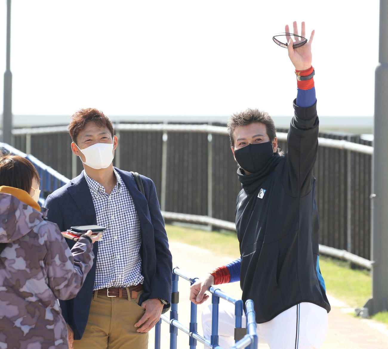 桧山氏（左）と話す日本ハム新庄監督（撮影・黒川智章）
