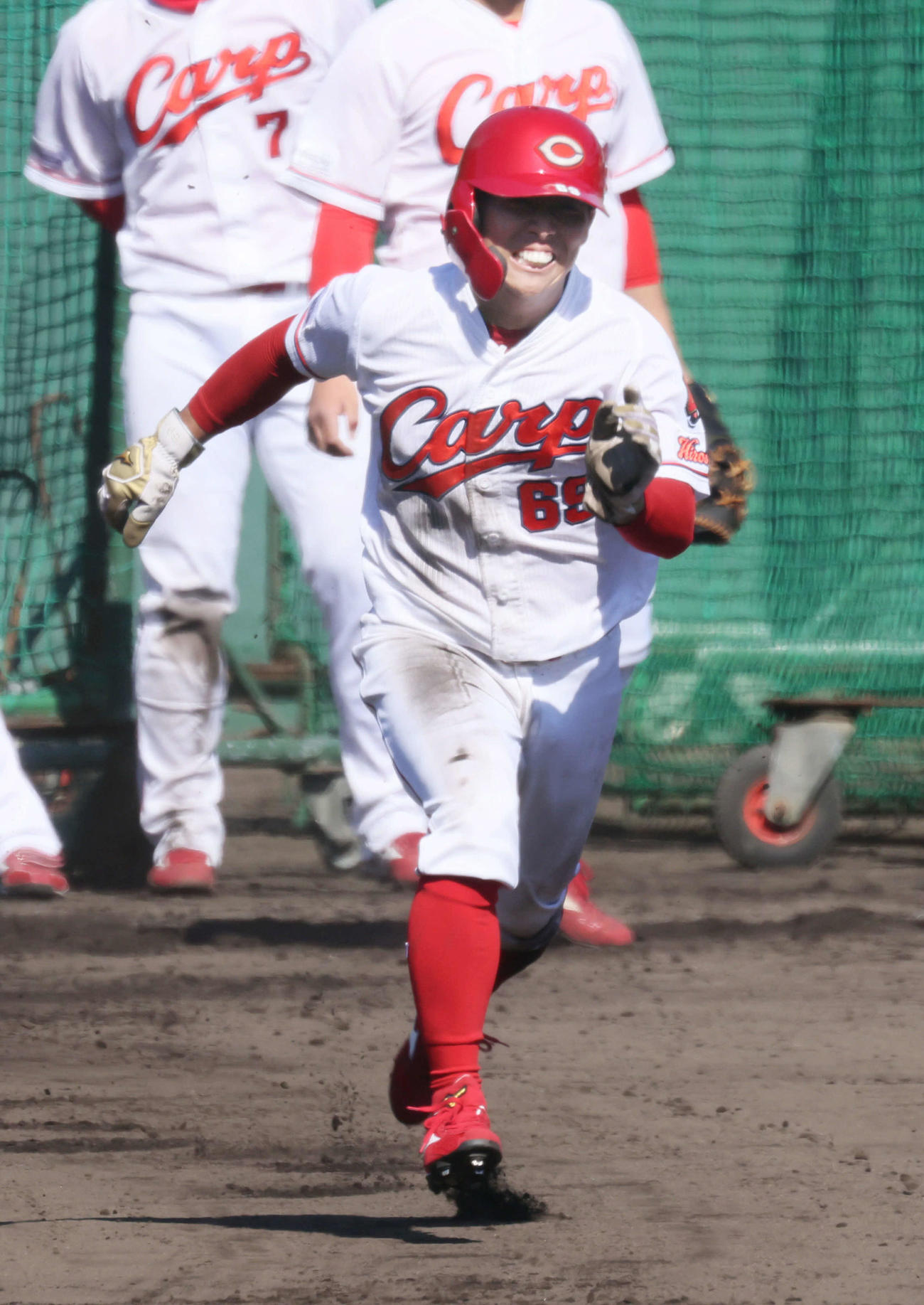 スチールスロー練習で二盗をする広島羽月（撮影・加藤孝規）