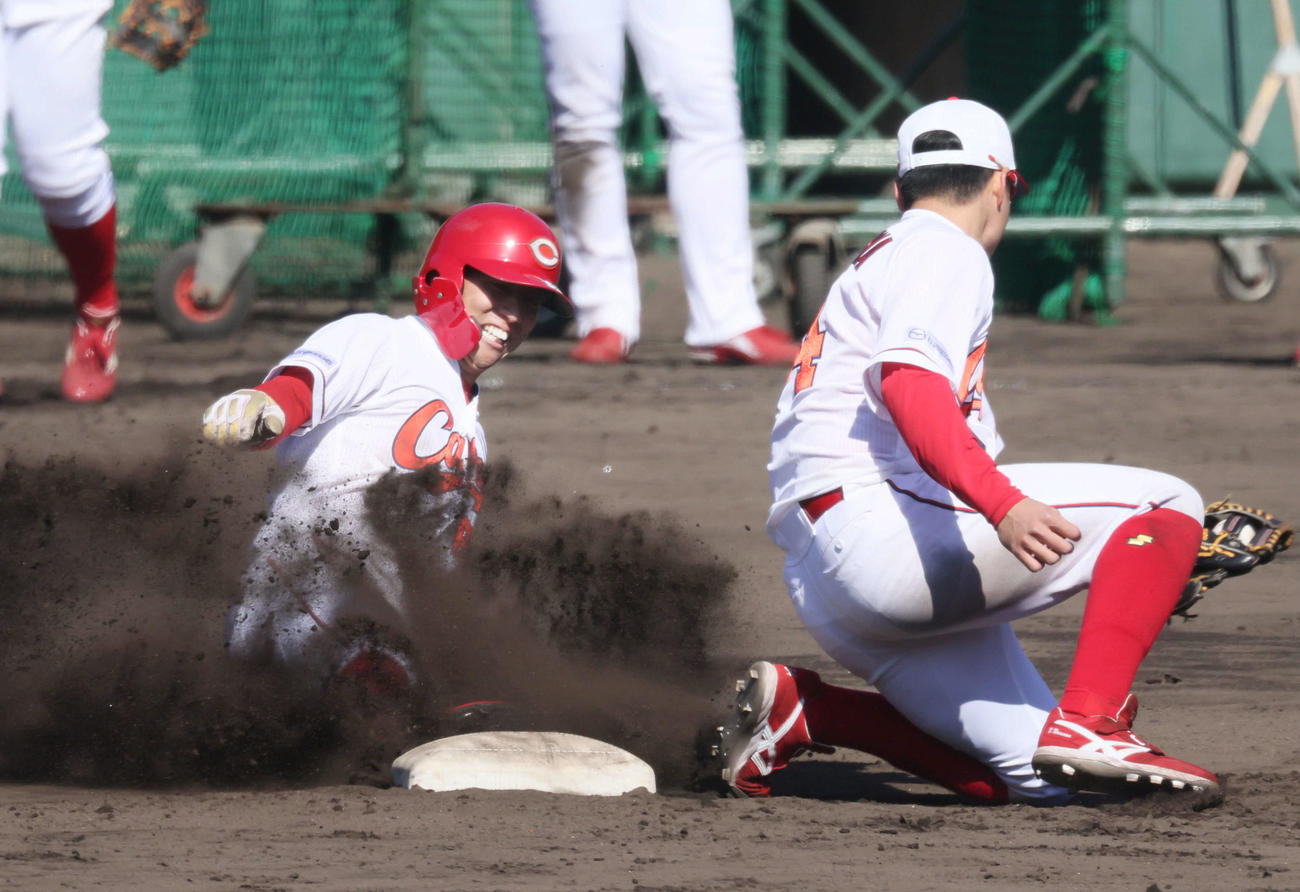 スチールスロー練習で二盗をする広島羽月。右は韮沢（撮影・加藤孝規）