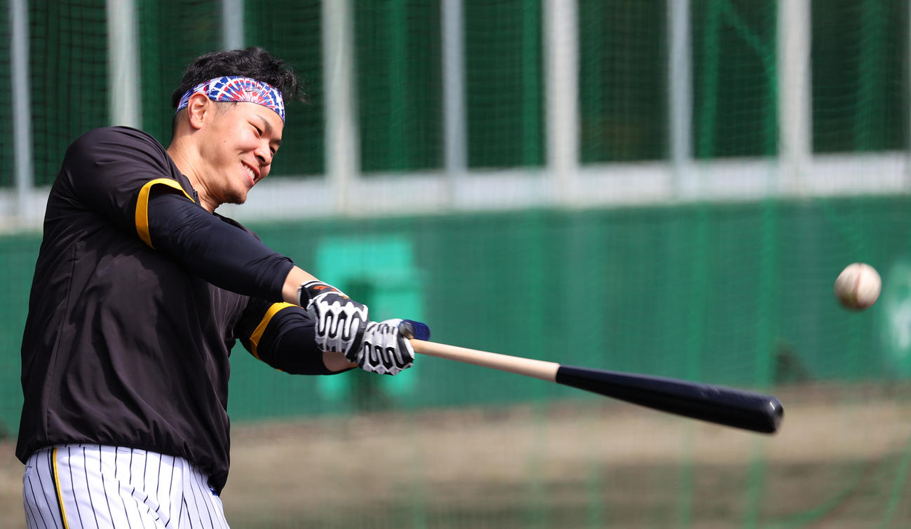 リラックスした表情でロングティーする佐藤輝（撮影・上山淳一）