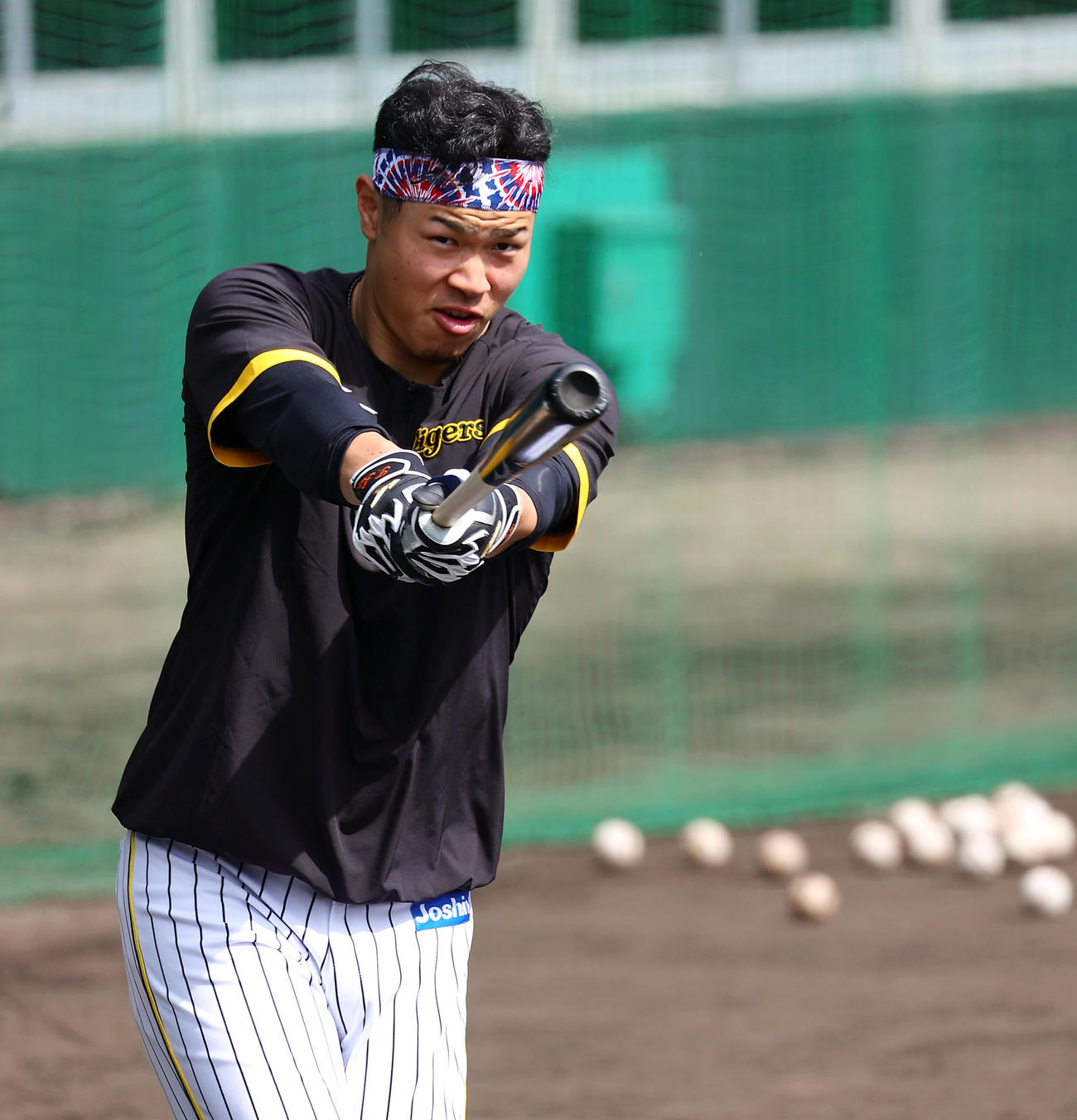 ロングティーで狙いを定める佐藤輝（撮影・上山淳一）