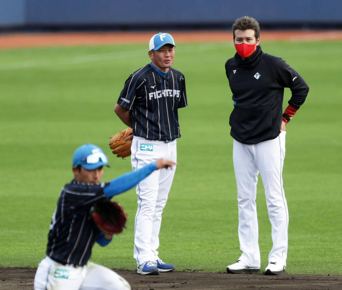 日本ハム水野（手前）の特別練習を見つめる、右から新庄監督、稲田コーチ（撮影・河野匠）